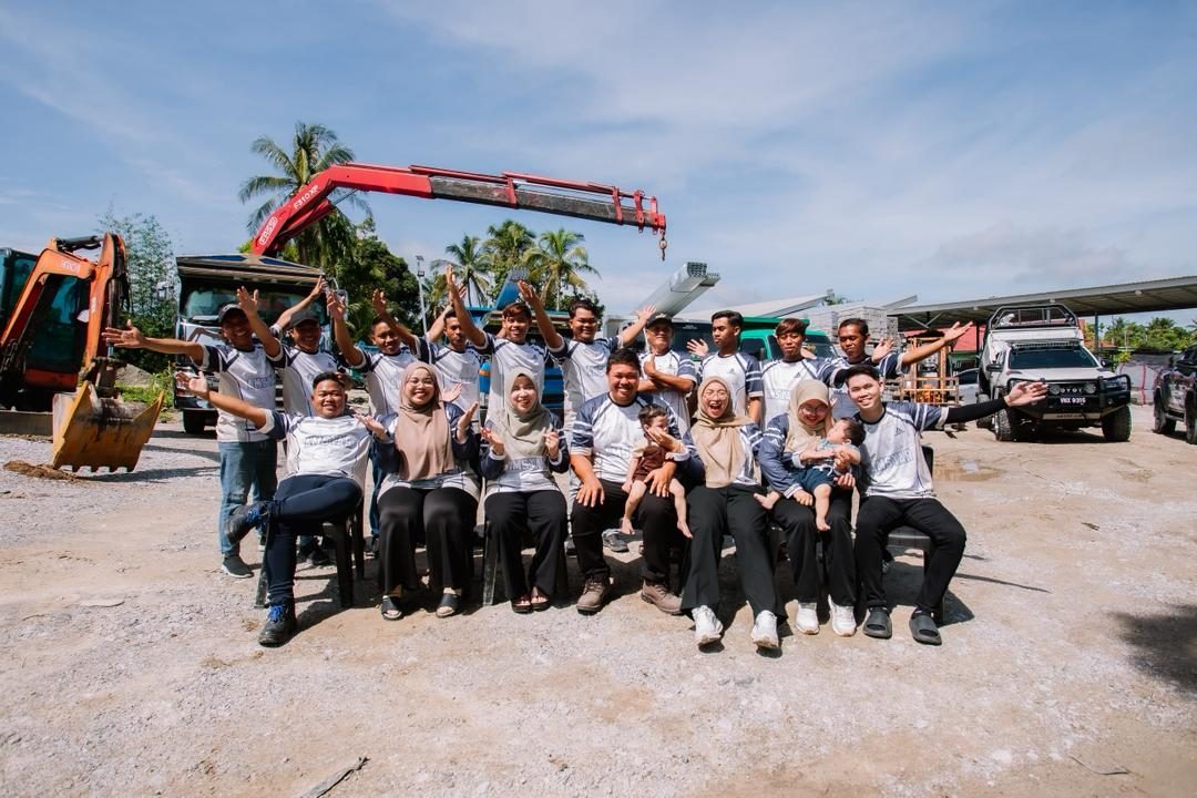 Pasukan Amsyar Enterprise bersama jentera dan lori syarikat